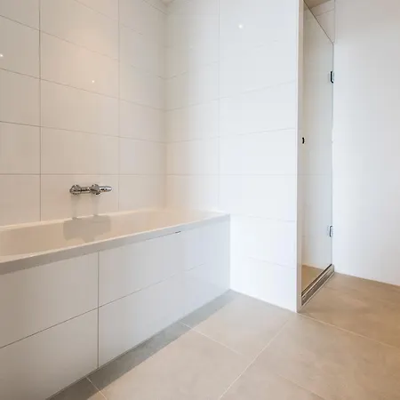 Short Group Houthavens Serviced *